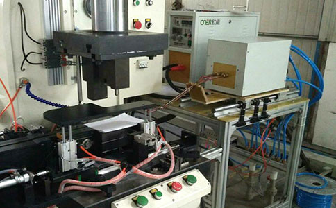 感應(yīng)加熱汽車鎖扣鉚接